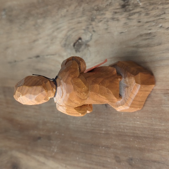 Vintage Folk Art Hand Carved Wood Lady with Basket - by Caron, made in Quebec - Picture 2 of 3